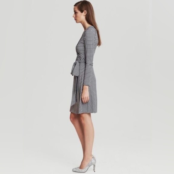 Banana Republic Gemma Wrap Dress
Chain Print Navy Blue White Nautical in Size M. - Picture 2 of 11